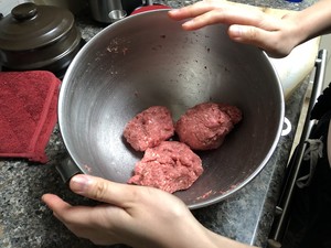 超级多汁的牛肉汉堡的做法 步骤3