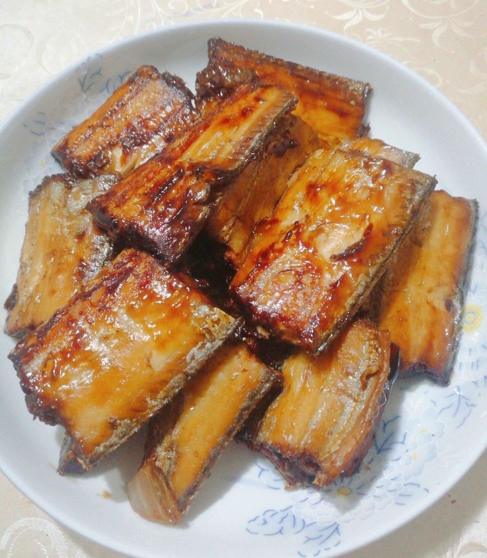 乐水之盈做的家常红烧带鱼(无煎炸)