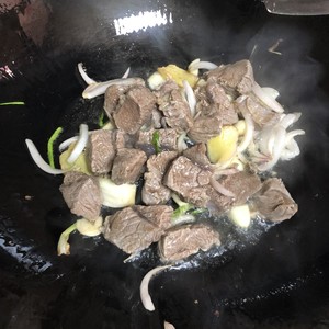 香浓咖喱牛肉的做法 步骤4