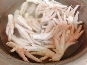夏日必吃藤椒脱骨鸡爪的做法 步骤1