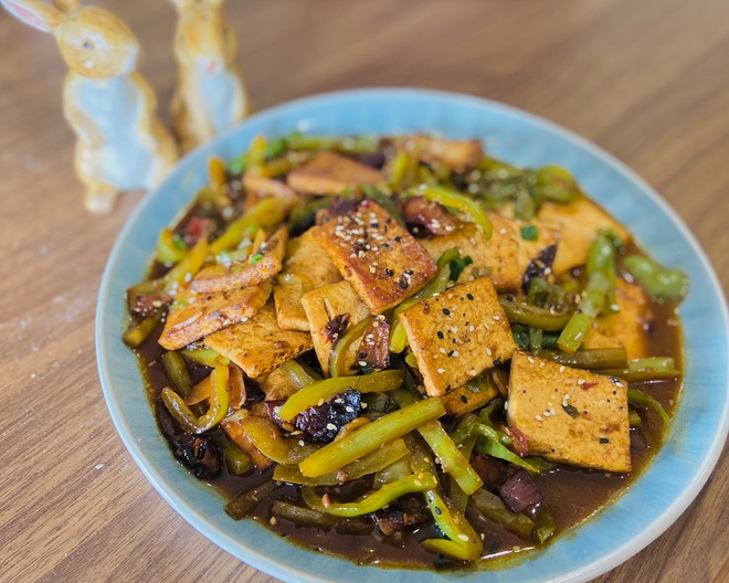 无敌下饭!青椒腊肉酱爆豆腐的做法