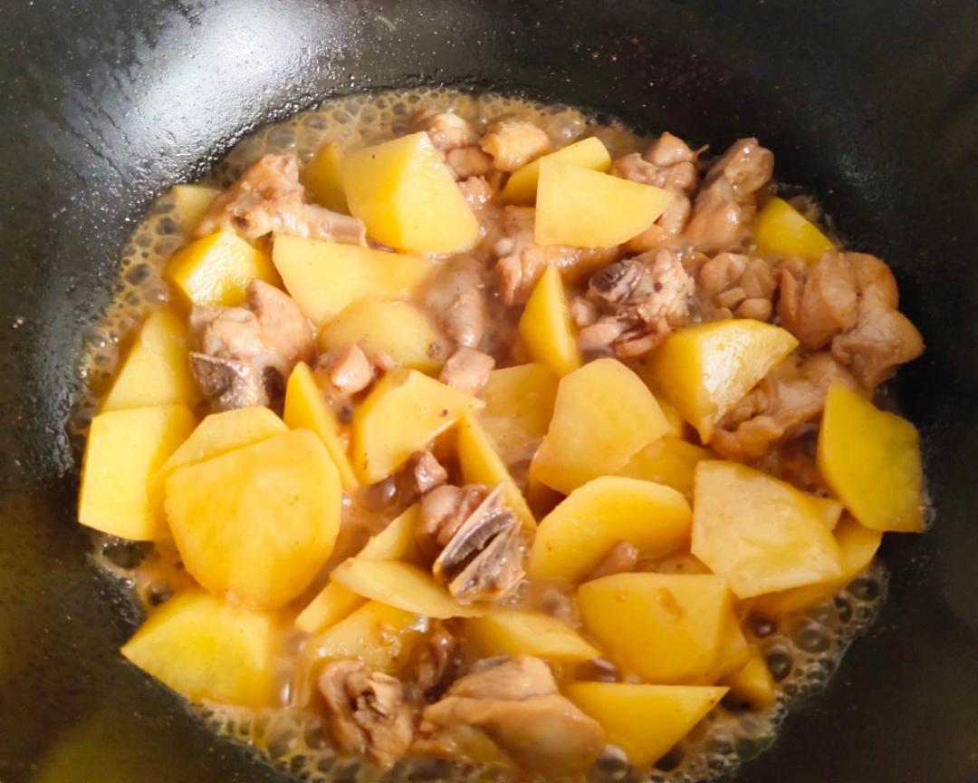 鸡腿炖土豆