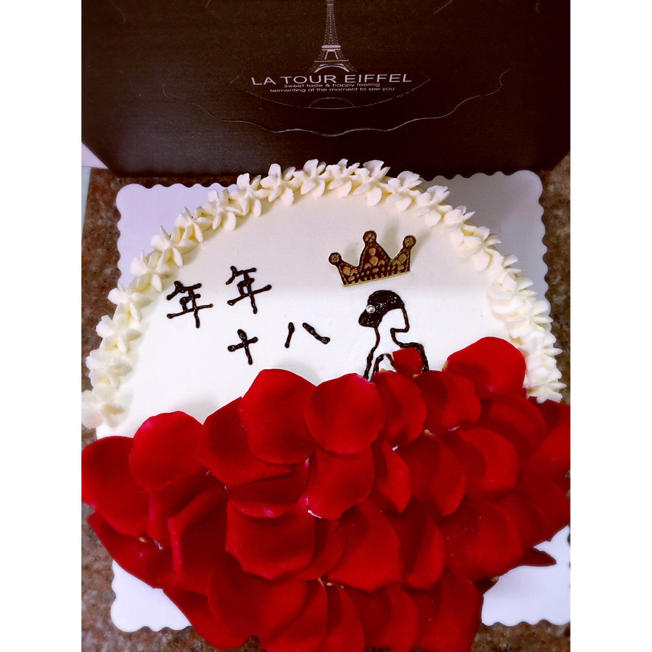 糖糖_9p81做的玫瑰花瓣生日蛋糕