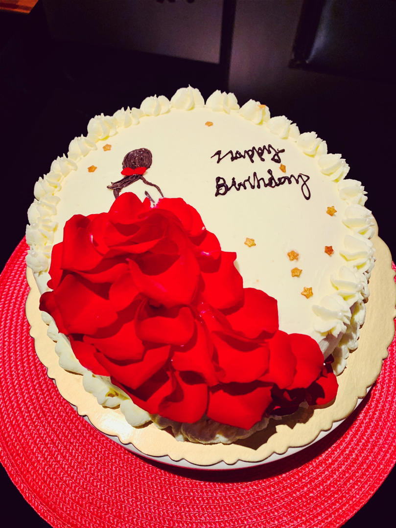喆和林做的玫瑰花瓣美女背影生日蛋糕