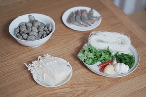 自制“路边摊”料超多的烤箱版花甲粉丝【北鼎烤箱食谱】的做法 步骤1