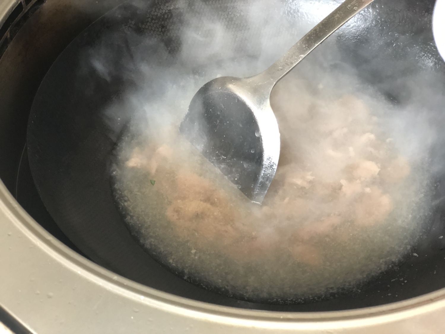 锅中待水煮沸加入备料