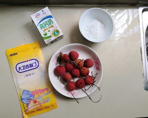 荔枝牛奶冻(消耗食材)的做法 步骤1