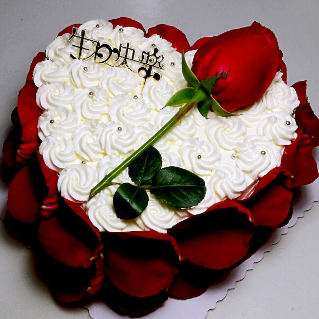 灵媒做的玫瑰花瓣蛋糕