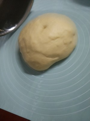 揉面不用厨师机不用粘手也能做出拉丝的红豆沙小面包的做法 步骤2