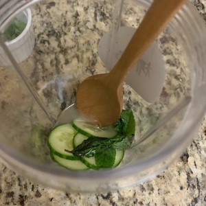 ?夏日的清爽,黄瓜薄荷伏特加?的做法 步骤4