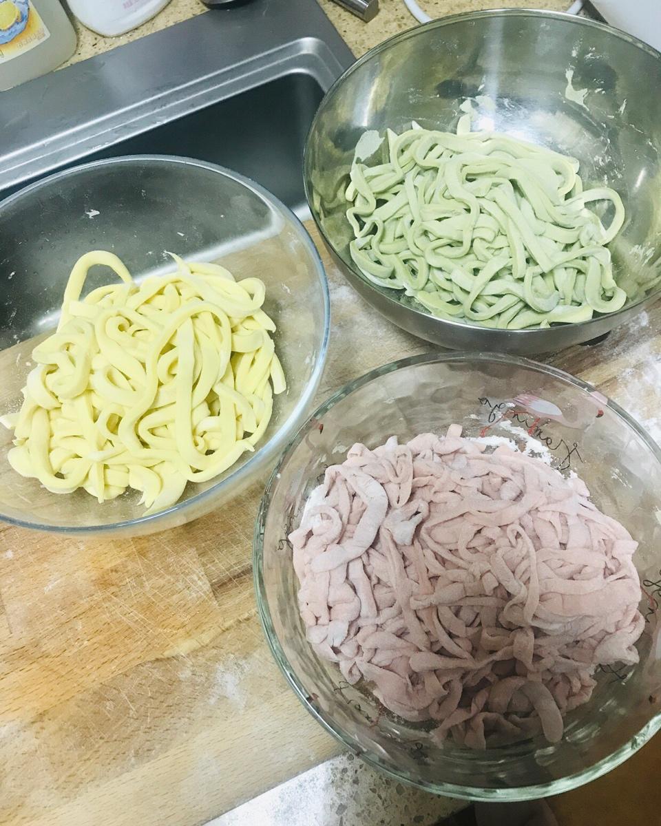 鱼翅卡住的猫做的手擀面