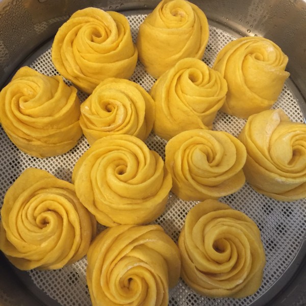 幸运*草~做的南瓜玫瑰花馒头