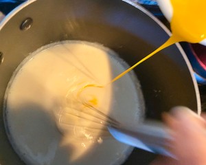 想吃蛋糕?不如试试低糖又好吃的香蕉木糠布丁的做法 步骤3