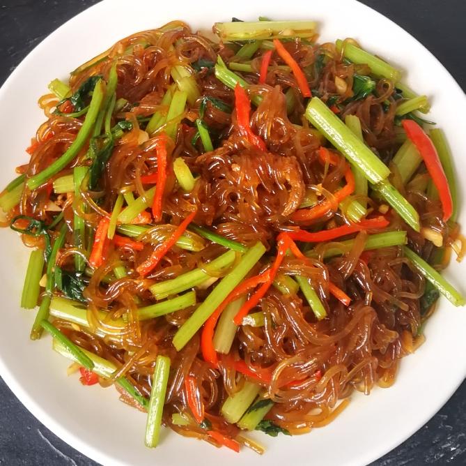 简单美味的东北名菜芹菜炒粉