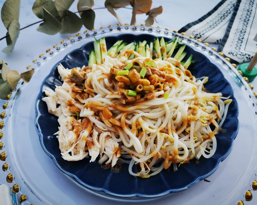 一份清清爽爽的麻酱鸡丝凉面