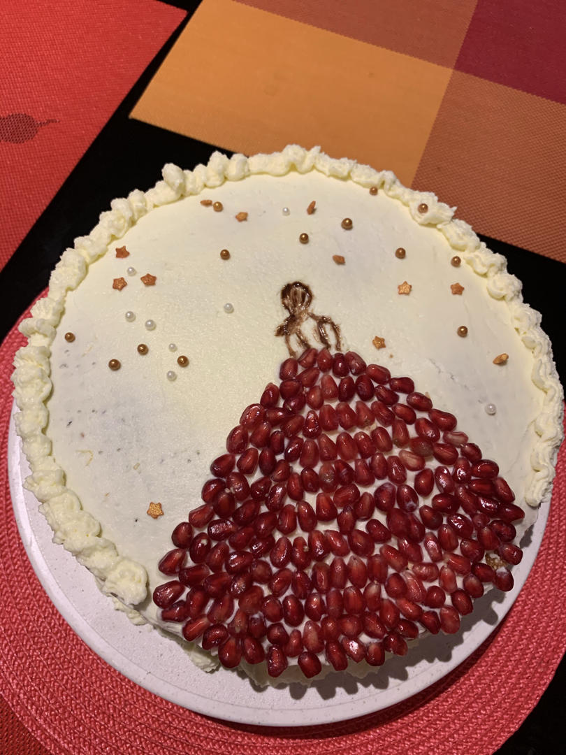 喆和林做的玫瑰花瓣美女背影生日蛋糕