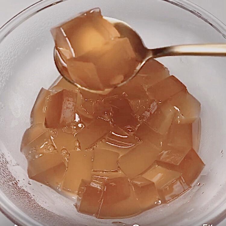 夏天人手一杯的蜜桃乌龙茶冻〔懒人版〕