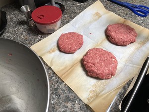 超级多汁的牛肉汉堡的做法 步骤4
