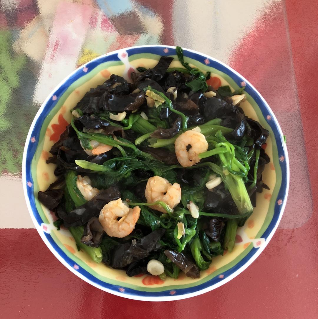 巴黎来看海做的菠菜虾仁黑木耳
