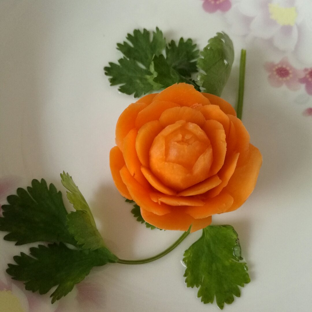 晨夕之间做的雕刻萝卜花让你的菜肴锦上添花