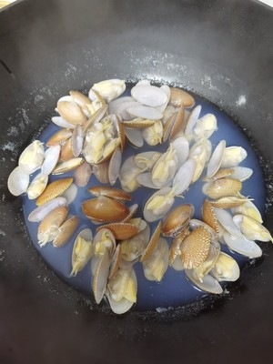 简单粗暴的海鲜大杂烩的做法 步骤2