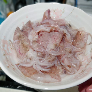 不吃这碗小管鱿鱼,这个夏天是过不去的。的做法 步骤1