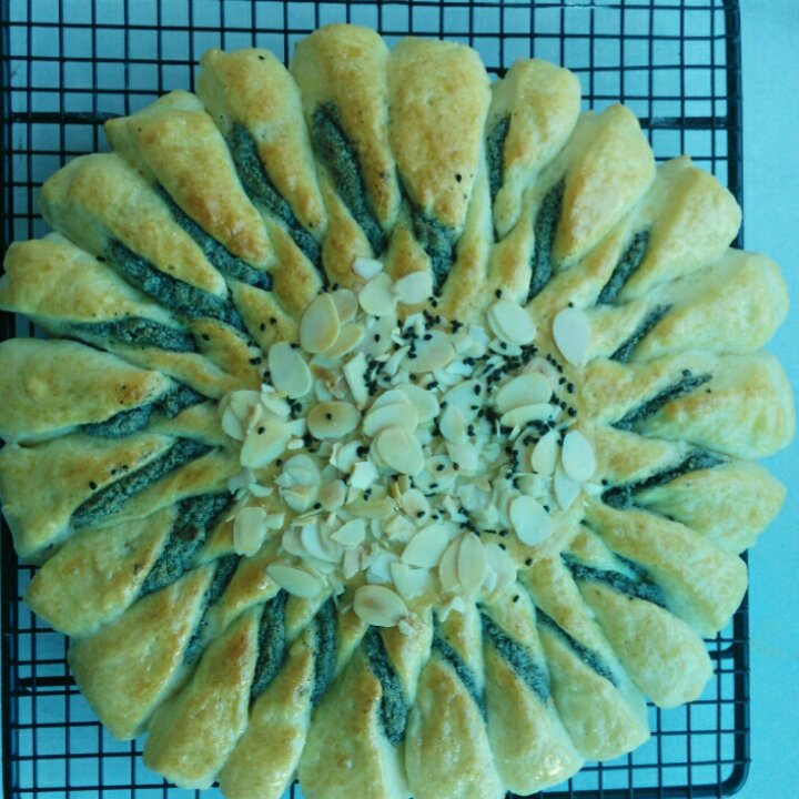 小叶子_uqtz做的【灿烂花盘】香浓黑芝麻奶酥向日葵面包