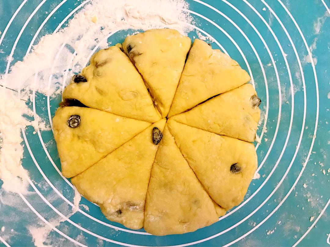 【蛙儿子的葡萄干司康饼（阿拉丁烤箱版）的做法步骤图】肉包儿的饭桌-制作