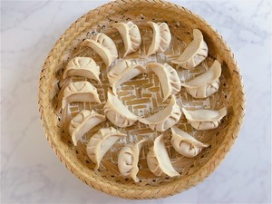 芹菜猪肉水饺?的做法 步骤6