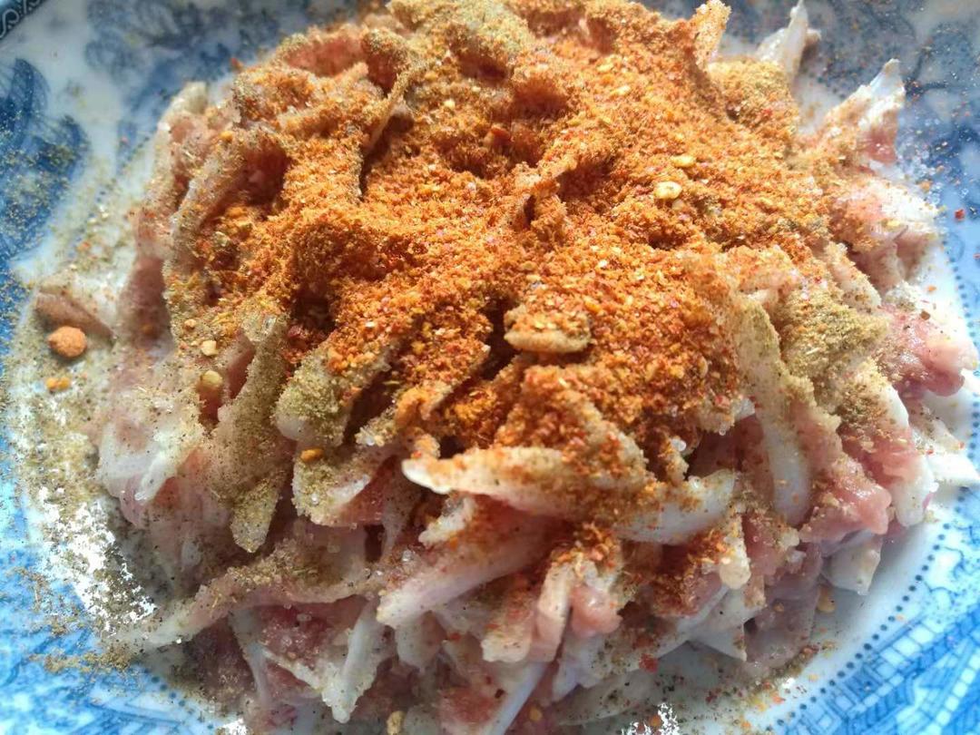 下酒好菜:辣椒炒月亮骨的做法 步骤3