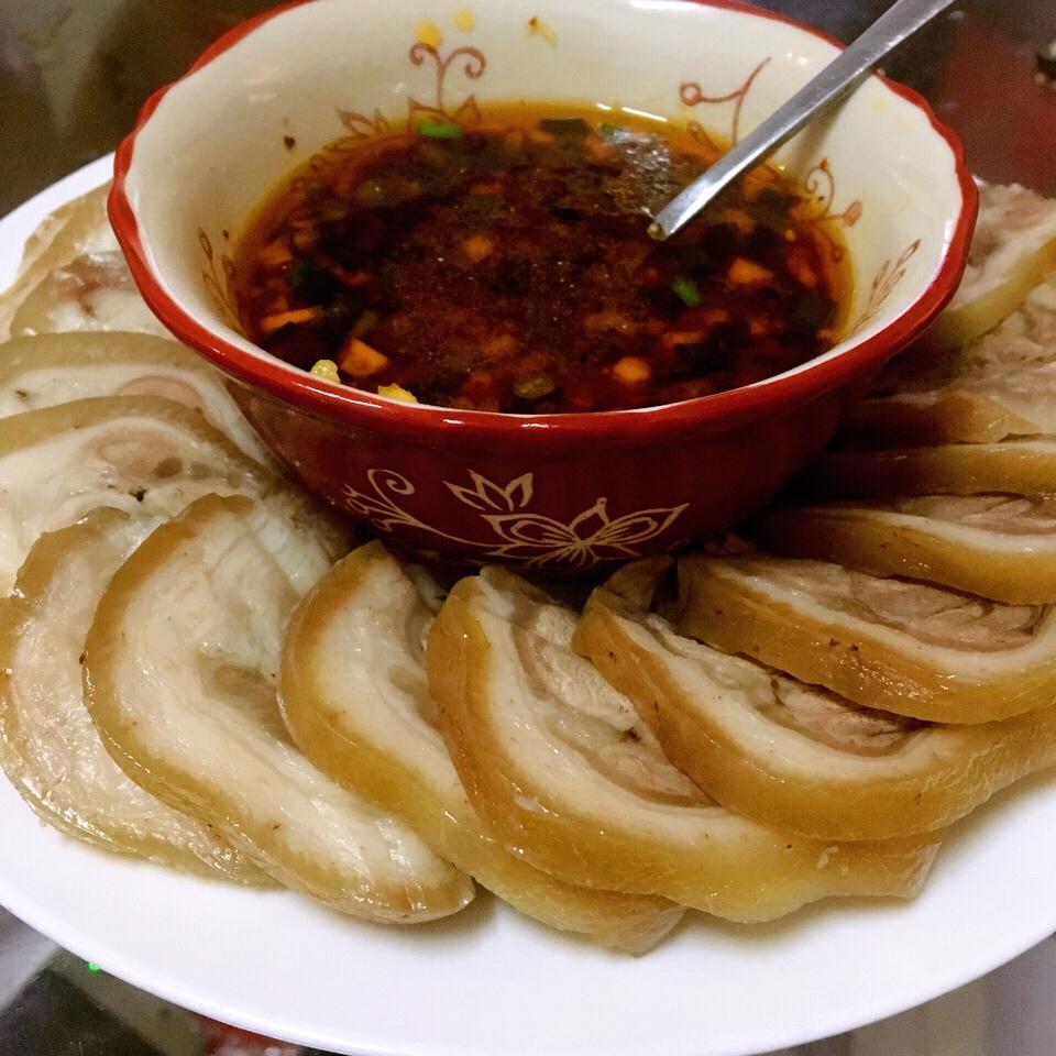 缱绻沃若做的蒜酱水晶猪肘子,满满的胶原蛋白哦!