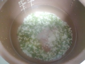 绿豆糯米粥~~绿豆粥加点这个更好喝,夏天要每天来一碗绿豆粥,清热解毒,止渴消暑的做法 步骤1