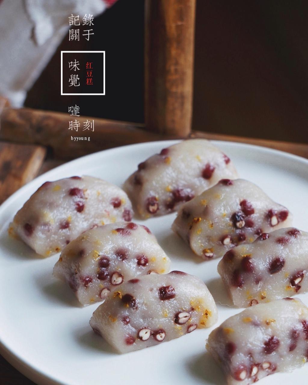 红豆里加一把桂花,喜欢吃糯一点,糯米粉粘米粉比例为6:4,蒸熟的红豆糕