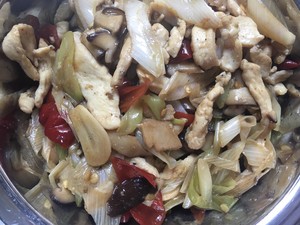 小炒or面臊,惹人口水直流的泡椒香菇鸡丝的做法 步骤2