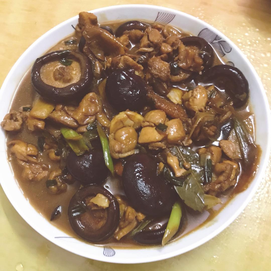 勤奋好学的猪呀做的冬菇滑鸡煲:鸡肉烧得鲜嫩爽滑,这方法管用!