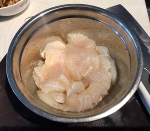 【温馨煮艺】泡菜鱼片(汤菜)的做法 步骤1