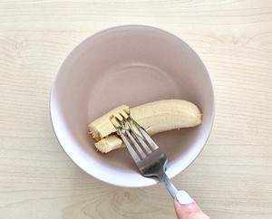 两分钟就能做好的健康马克杯蛋糕的做法 步骤1