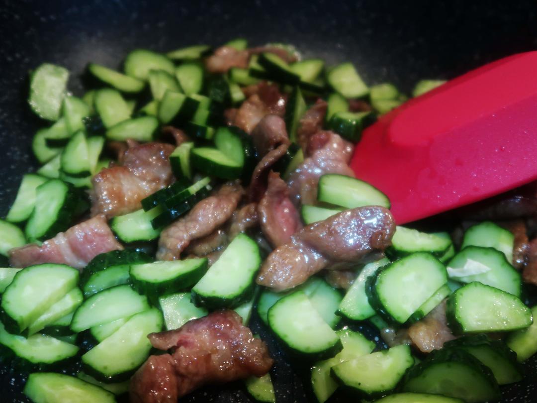 快手午餐便当饭盒——黄瓜炒肉和圆葱油皮
