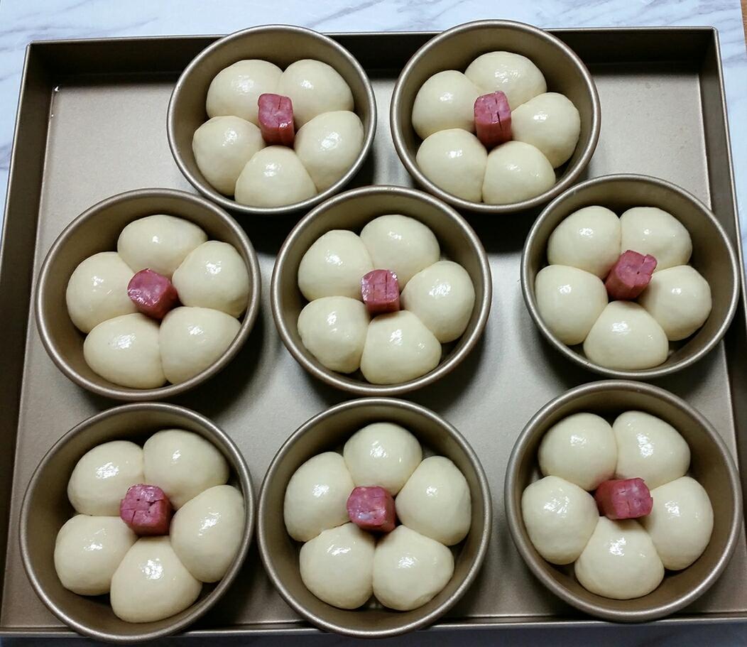 【花朵香肠餐包的做法步骤图，怎么做好吃】针织姐-制作