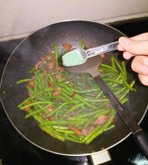 适合夏天的豆角炒肉的做法 步骤16