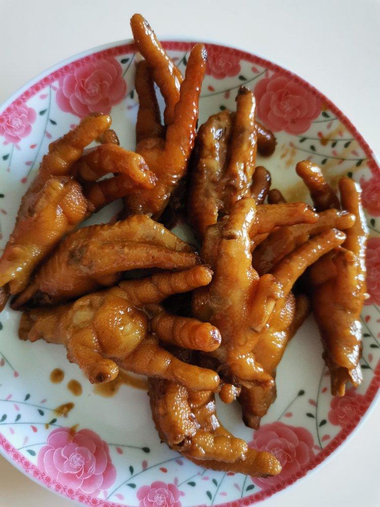 小牛哄哄做的好吃到手指都吃掉的卤鸡爪