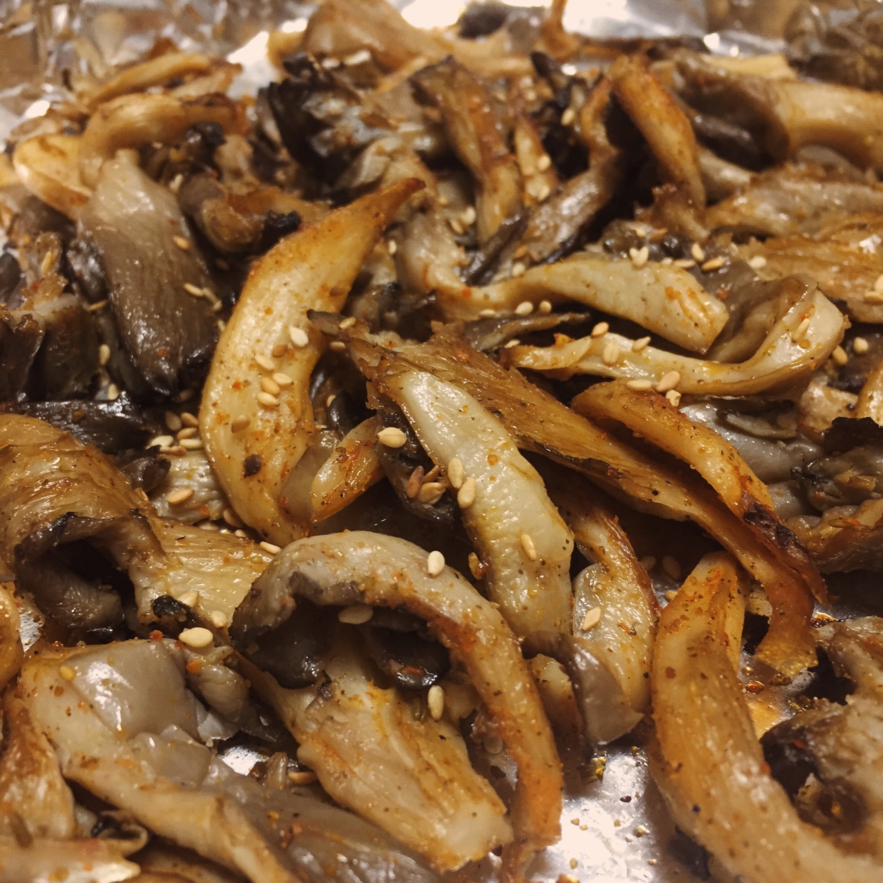 蘑菇 400克,盐 1小匙,食用油 1大匙,白胡椒粉 1/4小匙,综合烧烤料