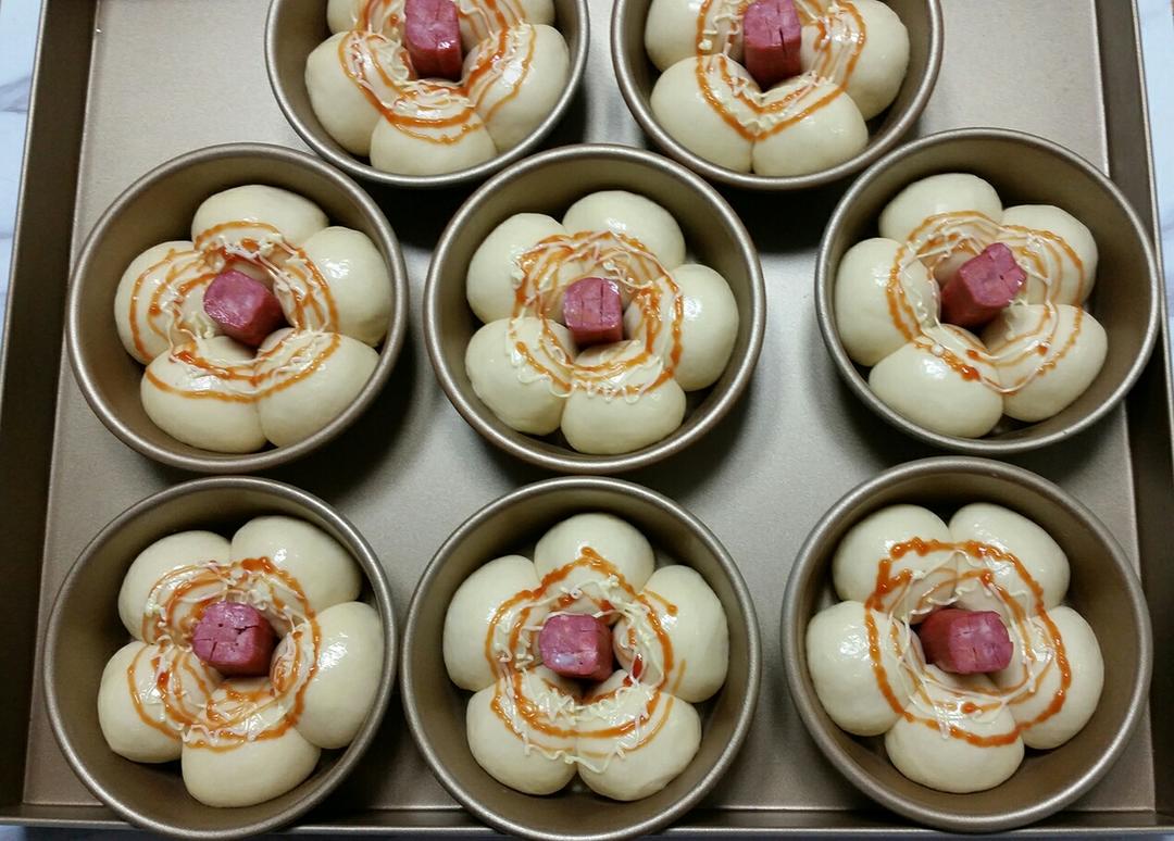 【花朵香肠餐包的做法步骤图，怎么做好吃】针织姐-制作