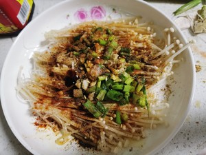快手菜微波炉金针菇的做法 步骤1
