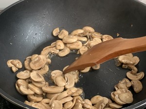 无油热炒口蘑芦笋,健康低脂餐的做法 步骤4