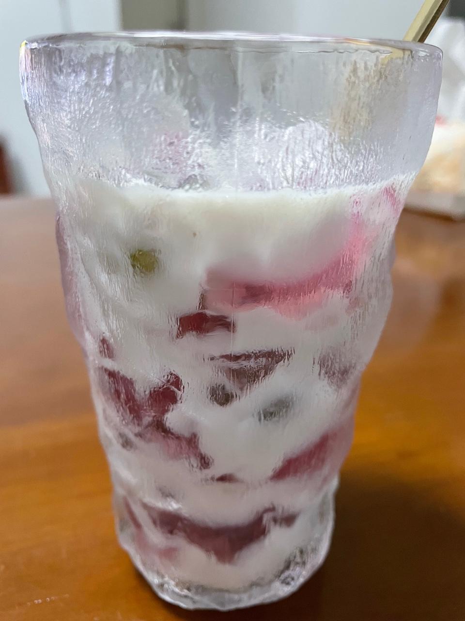 加入牛奶或者椰汁,戳一戳白凉粉.