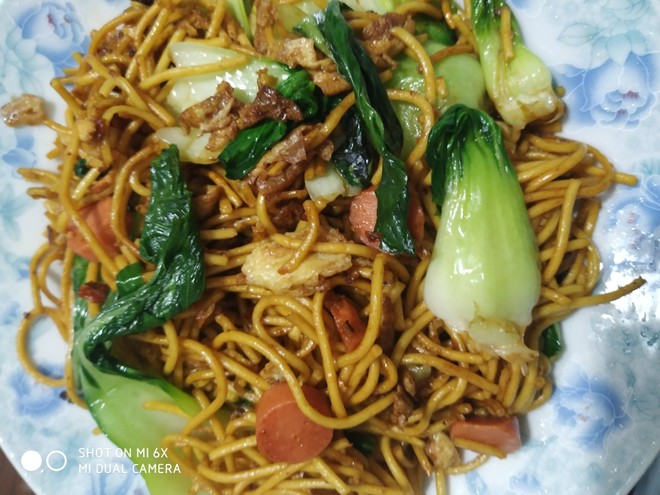 火腿鸡蛋炒面的做法