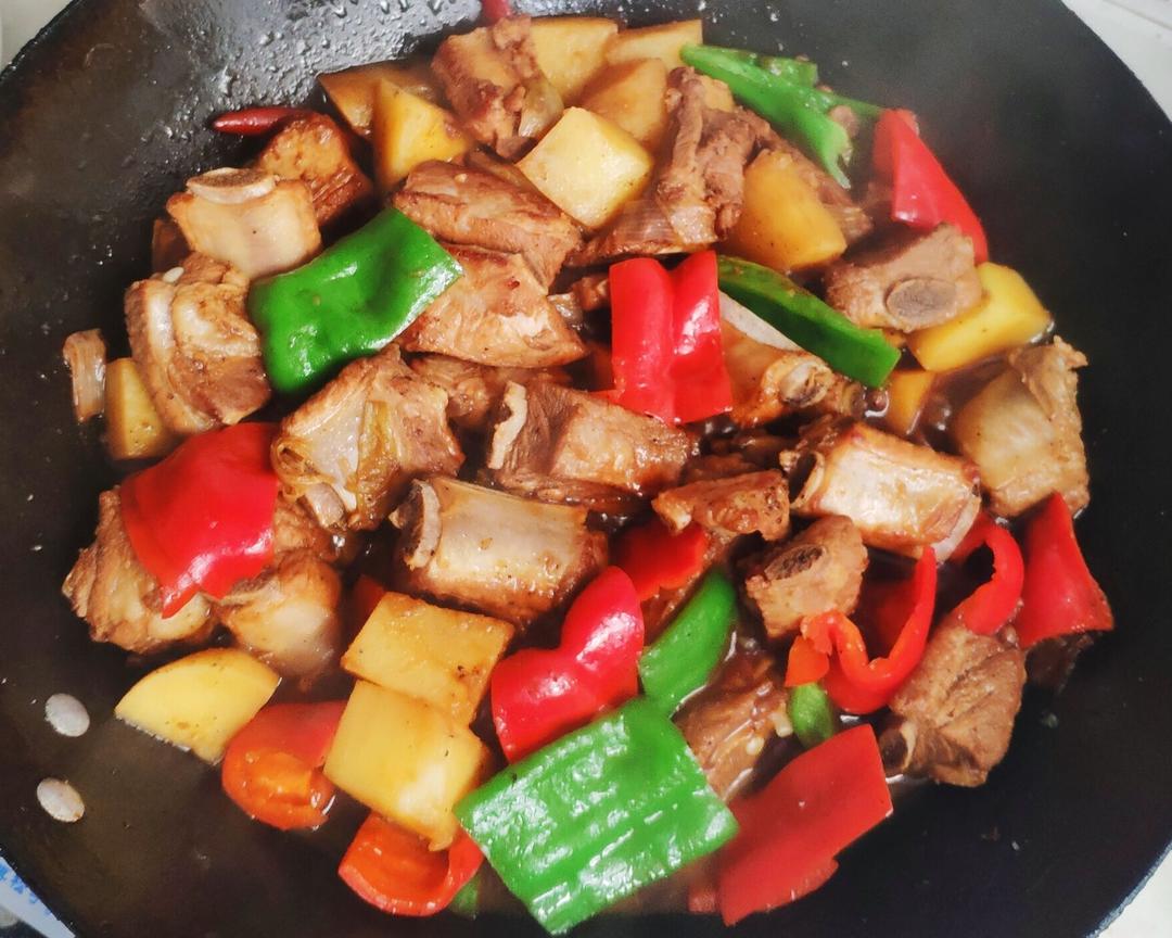 家常土豆烧排骨的做法