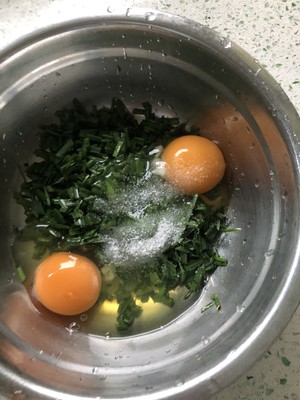 超简单的早餐 韭菜鸡蛋饼的做法 步骤3