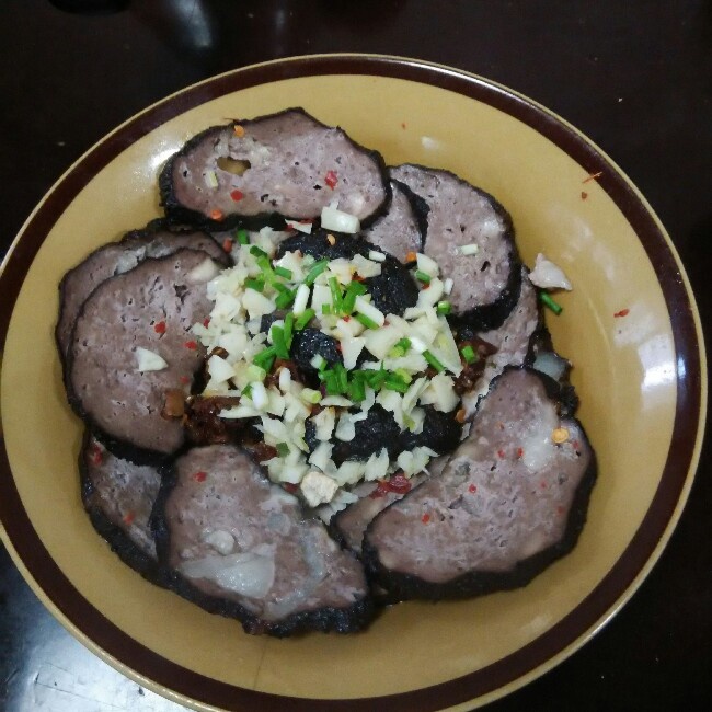 维诺和微微做的清蒸猪血丸子